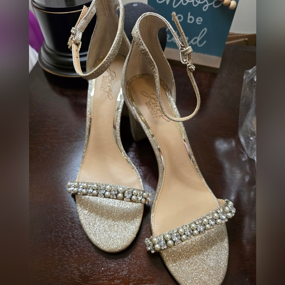 Jewel Badgley Mischka Women Daylann Pearl/ Crystal Heel Sandal Gold 9 - NWOB